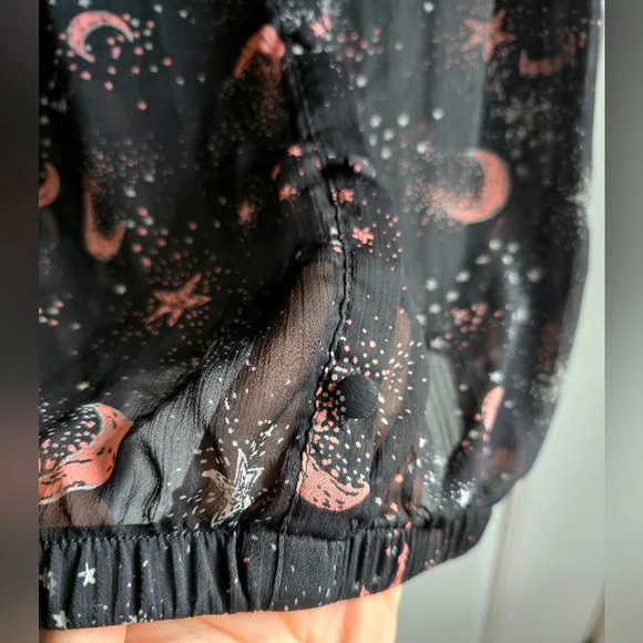 Torrid 0 Black Stars and Moon Print Chiffon Banded Top with Mandarin Collar- EUC - Picture 8 of 9